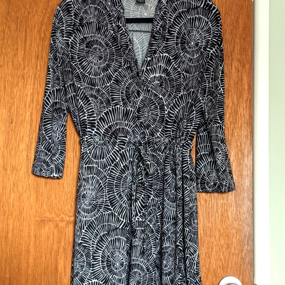 Robert Louis Black & White Dress with Tie Belt.  Excellent Condition, Size Small